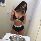 Leicht bekleidet scheint sich Kim Kardashian am wohlsten zu fühlen: Immer wieder teilt sie auf ihrem Instagram-Account Fotos, die sie halbnackt im Spiegel zeigen. Obwohl sie sich immer wieder Photoshop-Anschuldigungen anhören muss, ist auch ihre Pose besonders auffällig. Die Brust streckt sie nach vorne, das Becken ist leicht zur Seite gekippt und die Arme sind in Aktion. 