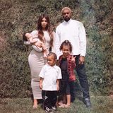 Das erste Foto zu fünft: Kim Kardashian postet auf Instagram dieses hübsche Familienfoto mit ihrem Mann Kanye West und ihren drei Kindern. Natürlich ist die gesamte Familie perfekt gestylt.