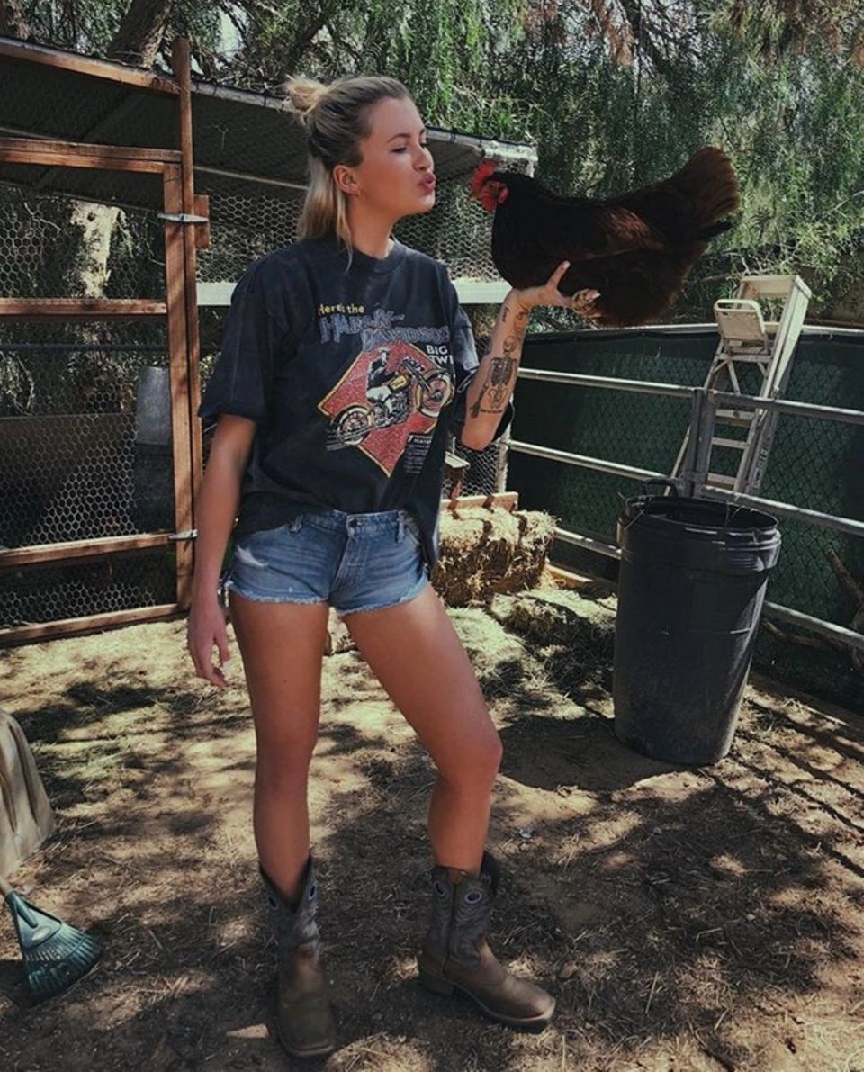 Neuen Freund gefunden? Ireland Basinger Baldwin hat sichtlich Spaß mit dem Hahn. Neuen Freund gefunden? Ireland Basinger Baldwin hat sichtlich Spaß mit dem Hahn.