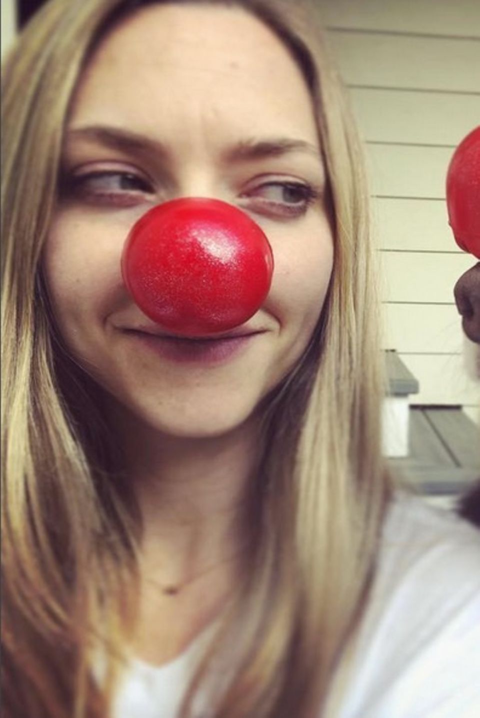 Rote Nasen zum guten Zweck. Amanda Seyfried und ihr treuer Begleiter Finn posieren anlässlich des amerikanischen "Rednosedays" für ihre Instagram-Fans. 