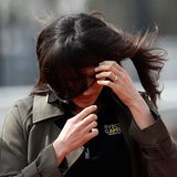 ... denn die Windböe hatte Meghan ordentlich erwischt.