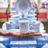 Zur Hochzeit des Jahres gehört auch eigens dafür hergestelltes Porzellan. Die Initialen von Harry und Meghan schmücken jedes einzelne Stück.