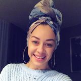 Privat mag es die 30-Jährige lieber natürlich; und das kann sich sehen lassen! Mit einem coolen Turban hält sie ihre Mähne aus dem Gesicht und XXL-Creolen sorgen für das gewisse Extra. Ihr makelloser Teint braucht kaum Make-up und die blauen Augen strahlen auch ohne viel Schminke. Allein ihre Augenbrauen hat sie dunkel nachgemalt, um ihrem Gesicht mehr Kontur zu verleihen. 