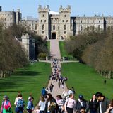 Und so sieht es in entgegengesetzter Richtung aus. Windsor Castle baut sich majestätisch vor der Grafschaft Berkshire auf. Hier kommt die Prozessionsroute zu ihrem Ende.