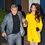 Zum Dinner-Date mit Ehemann George hat sich Amal abends dann für knalliges Gelb entschieden. Den Kurzmantel kombiniert sie mit beigefarbenen Wildleder-Overknees