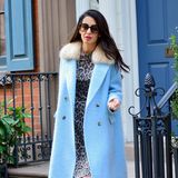 Bei Frau Clooney ist der Fashion-Frühling ausgebrochen! Beim morgendlichen Verlassen ihres Hauses in New York leuchtet die Anwältin in schönstem Babyblau. Ein echter Blickfang, aber unter Amals Wollmantel versteckt sich noch ein Hingucker.