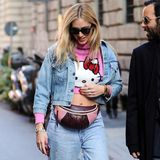 Mode-Bloggerin Chiara Ferragni schnallt sich eine Tasche um, die farblich bestens zu ihrem Pullover passt.