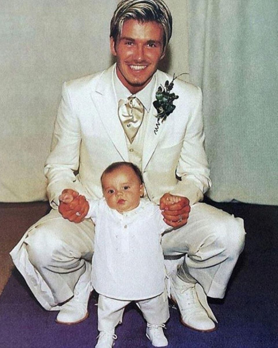 8. April 2018 Was für ein Wonneproppen! Brooklyn Beckham war bei der Hochzeit seiner Eltern Victoria und David am 4. Juli 1999 genau vier Monate jung und so süß. Jetzt teilte der mittlerweile 19-Jährige diese schöne Erinnerung mit seinen Instagram-Followern 8. April 2018 Was für ein Wonneproppen! Brooklyn Beckham war bei der Hochzeit seiner Eltern Victoria und David am 4. Juli 1999 genau vier Monate jung und so süß. Jetzt teilte der mittlerweile 19-Jährige diese schöne Erinnerung mit seinen Instagram-Followern