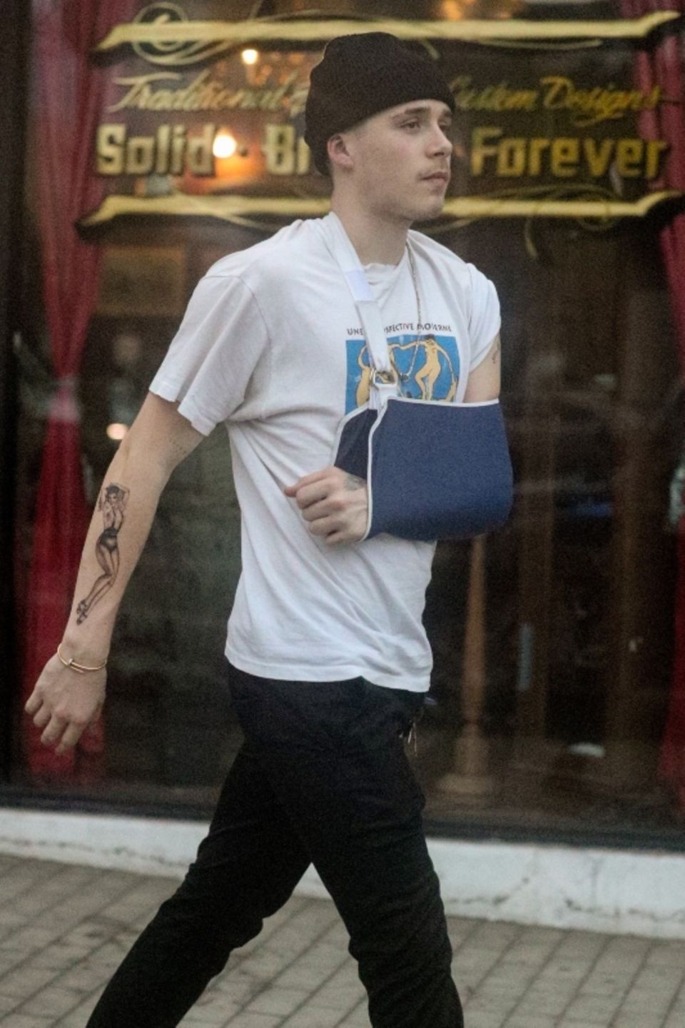 Brooklyn Beckham hat eine Neue! Und zwar gleich im doppelten Sinne: Nicht nur, dass er eine neue Tätowierung auf seinem rechten Unterarm trägt. Angeblich soll die sich darauf räkelnde Dame seine neue Freundin sein. Lexi Wood heißt die hübsche Unbekannte, die - laut ihrem Instagram-Profil - einiges zu bieten hat. Vielleicht so viel, dass der Beckham-Spross sie sich direkt unter die Haut hat stechen lassen? Brooklyn Beckham hat eine Neue! Und zwar gleich im doppelten Sinne: Nicht nur, dass er eine neue Tätowierung auf seinem rechten Unterarm trägt. Angeblich soll die sich darauf räkelnde Dame seine neue Freundin sein. Lexi Wood heißt die hübsche Unbekannte, die - laut ihrem Instagram-Profil - einiges zu bieten hat. Vielleicht so viel, dass der Beckham-Spross sie sich direkt unter die Haut hat stechen lassen?