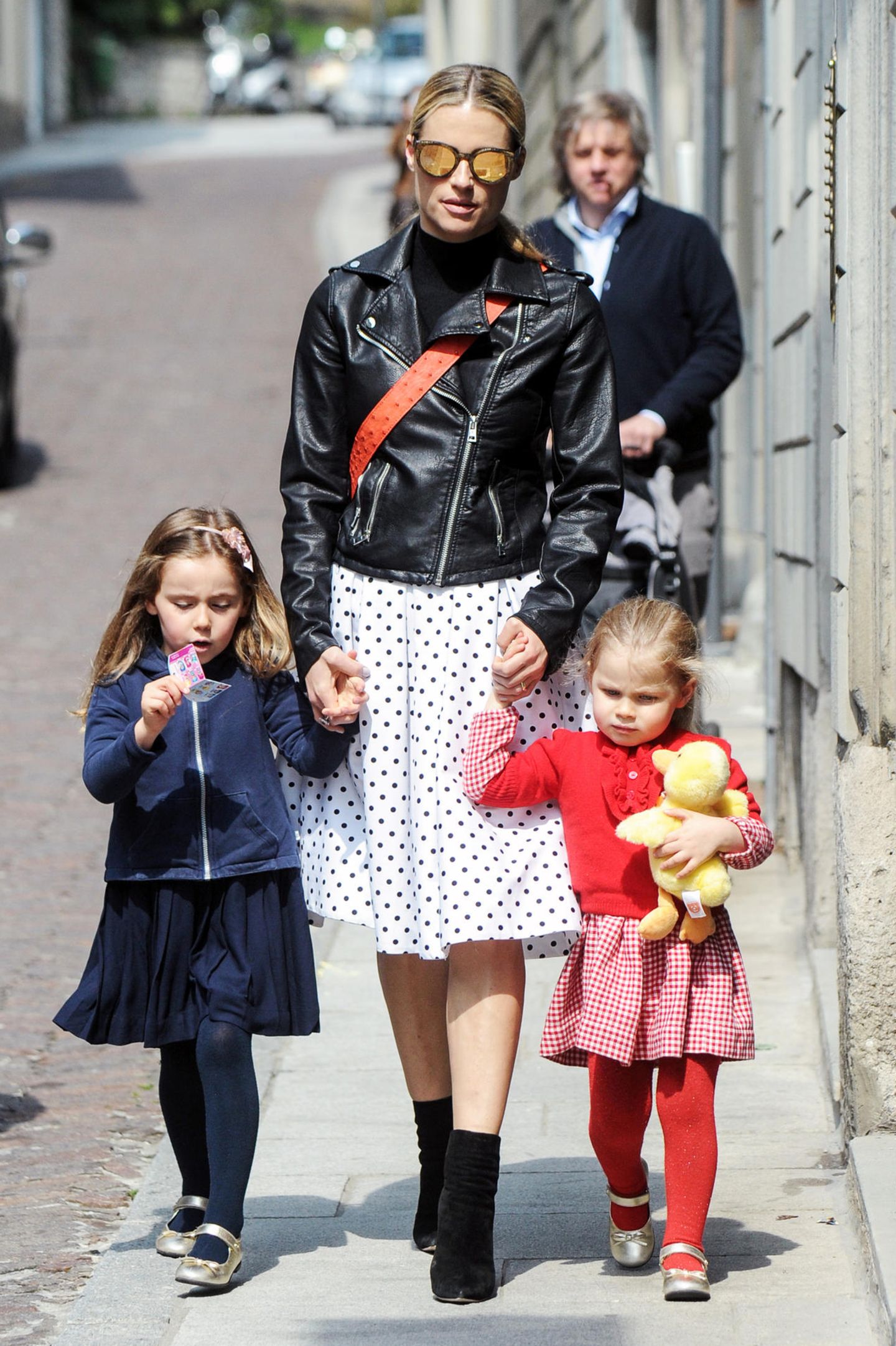 Stylisches Trio: Bei einem Spaziergang durch das italienische Bergamo glänzt nicht nur Mama Michelle Hunziker mit ihrem Look - auch ihre Töchter Sole und Celeste Trussardi kommen in hübschen Outfits daher ... 