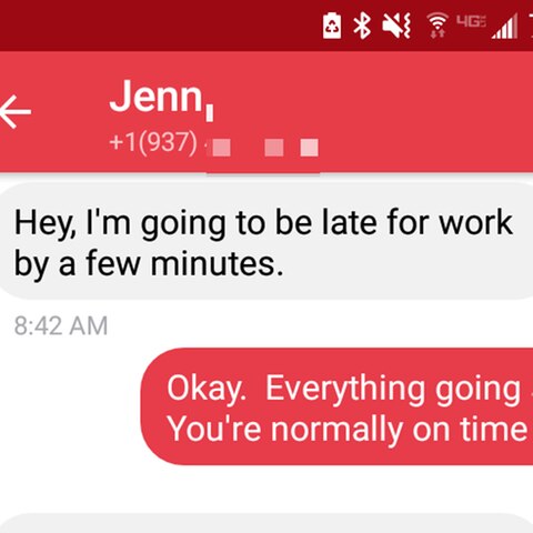Als Jenn ihrem Chef schreibt, dass sie sich verspätet, reagiert er anders als erwartet.
