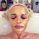 Mit einer goldfarbenen Tuchmaske im Gesicht gönnt sich Daniela Katzenberger erst mal ein heißes Bad. Gibt es nach getaner Arbeit am Abend etwas schöneres? 