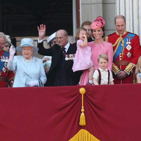 Die britischen Royals (v.l.n.r.): Die Queen, Prinz Philip, Prinzessin Charlotte auf dem Arm von Herzogin Catherine, Prinz William und Prinz George (vorne)