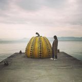 11. April 2018  Ein riesengroßer Kürbis mitten auf einem einsamen Bootssteg? Im japanischen Naoshima ist das möglich. Alexa Chung nutzt den Kürbis gleich als Accessoire für einen Instagram-Post. 
