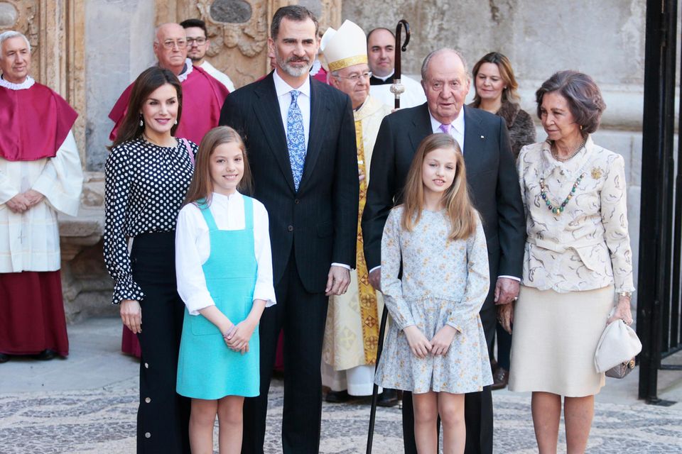 Schöner Schein fürs Gruppenfoto: Nach der Messe lächelt die könig­liche ­Familie in die Kameras