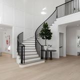 Hereinspaziert! Der Eingangsbereich des luxuriösen Hauses ist einem klaren Weiß gehalten. Die schwarzen Akzente verleihen dem Flurbereich einen edlen Touch. 