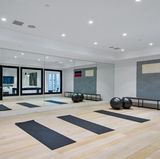 Ein Fitnessstudio? Nein, dass ist Ben Afflecks zukünftiger Sportpalast. Der Raum scheint so groß, dass eine ganz Fußballmannschaft in ihm trainieren könnte. 