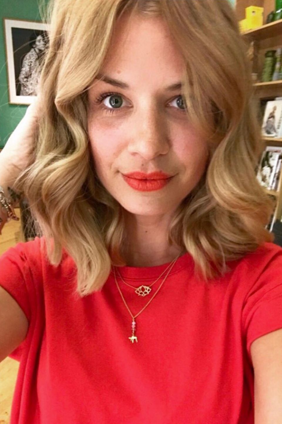 "Alles NEU macht der Frühling..." Jetzt ist Schluss mit langer Mähne, Susan präsentiert sich auf Instagram mit einem leicht welligen Long-Bob, und ihren Followern gefällt dieses Frisuren-Makeover. Uns übrigens auch! "Alles NEU macht der Frühling..." Jetzt ist Schluss mit langer Mähne, Susan präsentiert sich auf Instagram mit einem leicht welligen Long-Bob, und ihren Followern gefällt dieses Frisuren-Makeover. Uns übrigens auch!