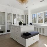 Das Ankleidezimmer des Hauses bietet genügend Platz die teuren Designer-Anzüge und Kleidung unterzubringen. 