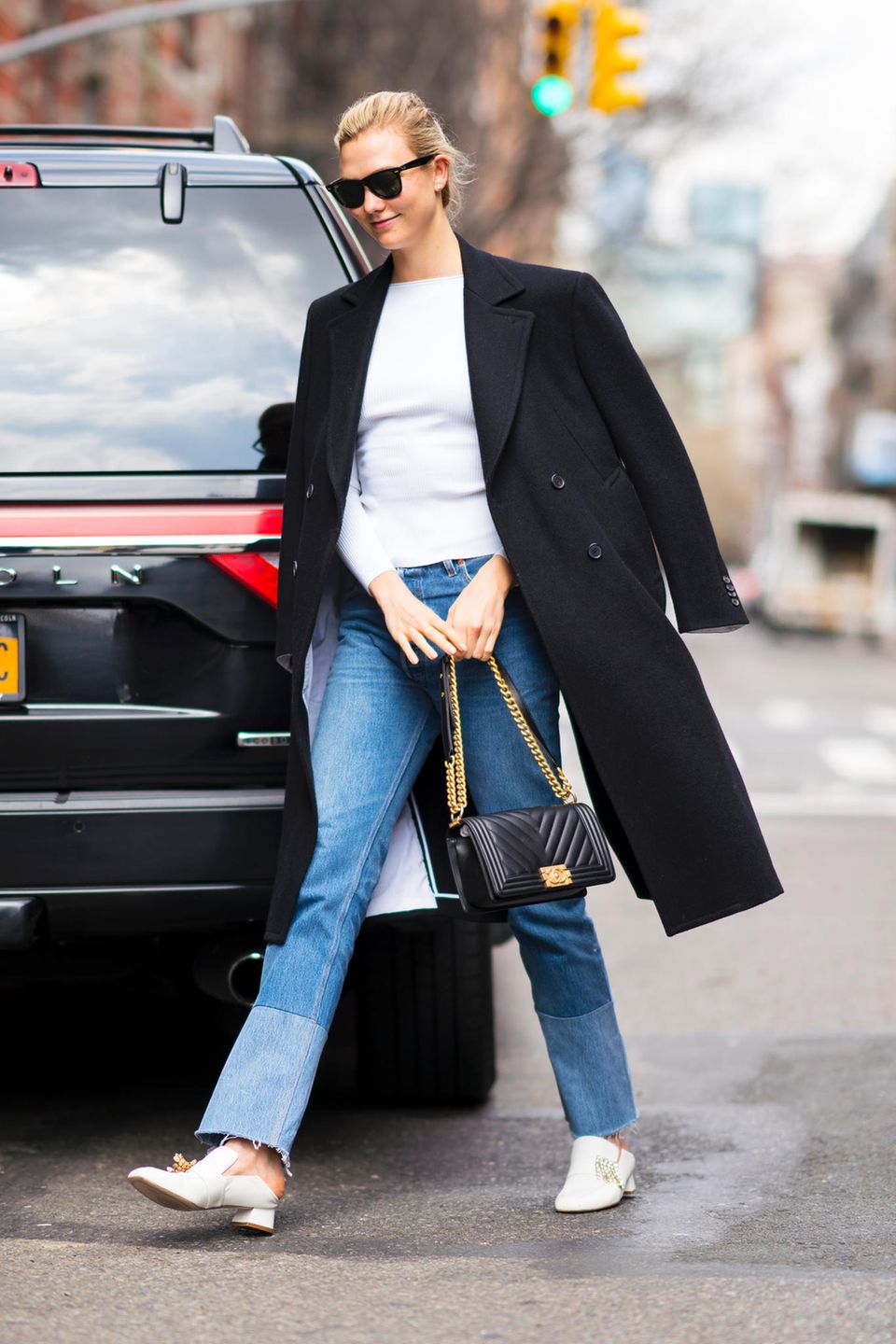 Der lässig über die Schultern geworfene Mantel macht aus dem sportlichen Jeans-Look von Topmodel Karlie Kloss ein stylisches Frühjahrsoutfits. Der lässig über die Schultern geworfene Mantel macht aus dem sportlichen Jeans-Look von Topmodel Karlie Kloss ein stylisches Frühjahrsoutfits.