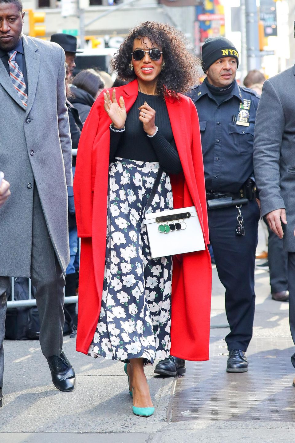 Roter Farbklecks unter den lässigen Mantelträgerinnen ist Kerry Washington, der florale Rock macht den Look dann richtig frühlingshaft. Roter Farbklecks unter den lässigen Mantelträgerinnen ist Kerry Washington, der florale Rock macht den Look dann richtig frühlingshaft.