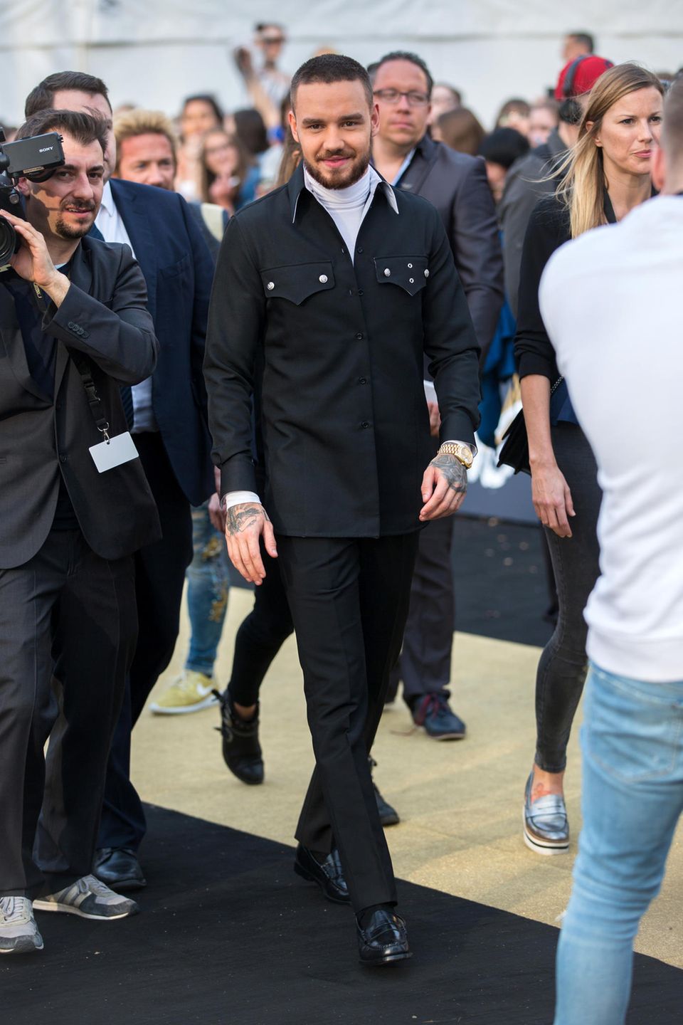 Red-Carpet-Cowboy: Dass es auch mal ohne Anzug geht, zeigt Liam Payne bei der Echo-Verleihung im Schwarz-Weiß-Outfit.