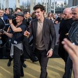 Shawn Mendes kümmert sich mit schicken Anzug über dem T-Shirt um seine Berliner Fans.