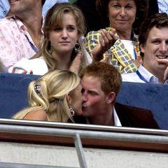 Der royalen Etikette zum Trotz küsst Harry seine Freundin Chelsy Davy   Harry wird 2007 während eines Konzerts beim Knutschen in der Öffentlichkeit abgelichtet - ein absolutes No-go für einen Royal.