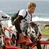 Er begeistert als schmutziger Motorrad-Hottie  Im Jahr 2008 nimmt Prinz Harry an der Enduro Motorrad-Rallye in Südafrika teil. Dabei entsteht dieser heiße dreckverschmierte Schnappschuss.