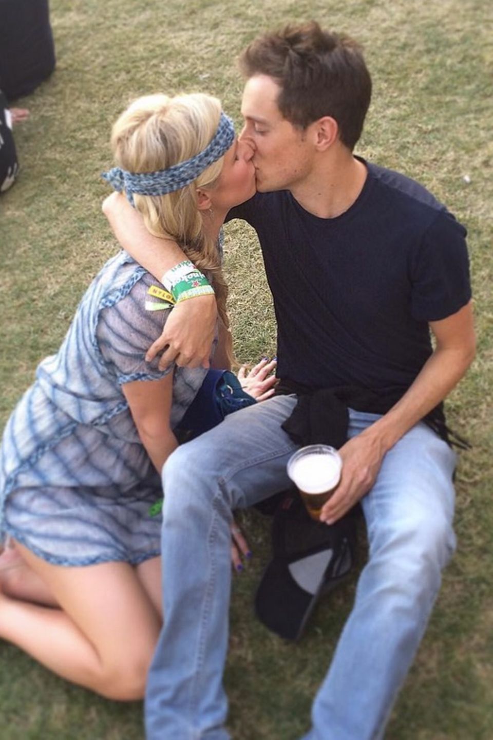 Coachella-Vibes und heiße Küsse sind bei Nicky Hilton und ihrem Ehemann James Rotschild angesagt. 