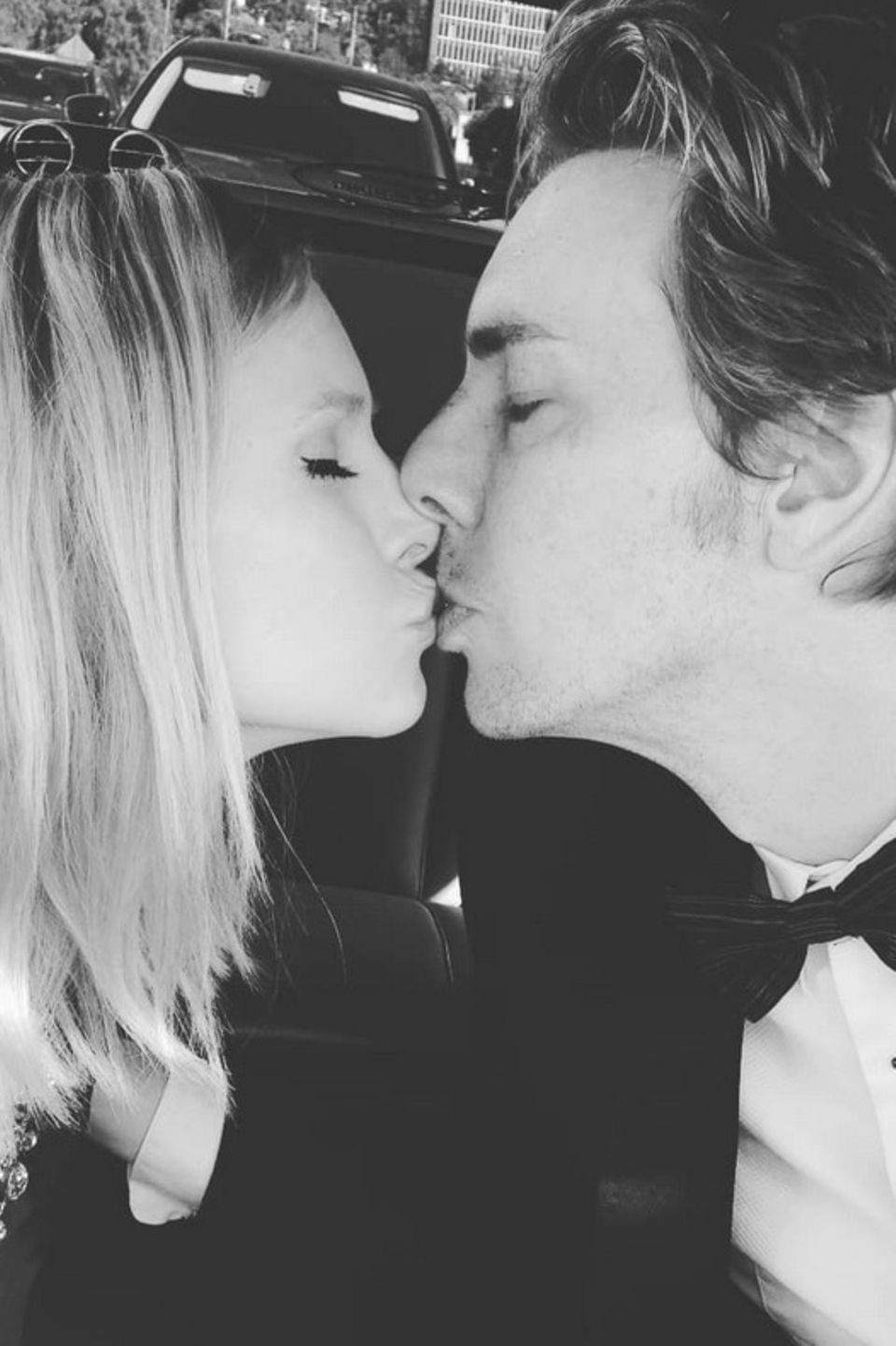 Anlässlich ihres fünften Hochzeitstages postet Kristen Bell dieses schöne Kuss-Foto mit Ehemann Dax Shepard. 