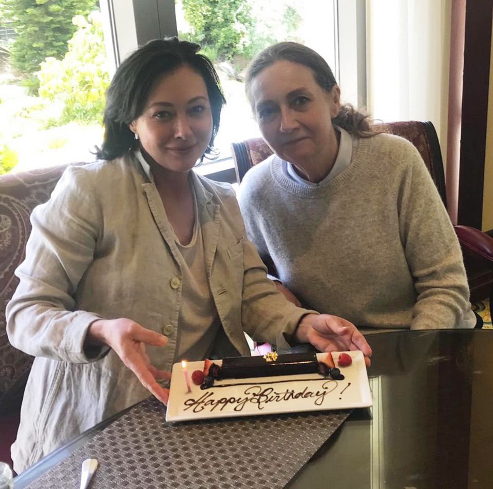 Auch in schweren Zeiten beim Kampf gegen den Krebs ist ihre Mutter immer an ihrer Seite und steht ihr bei. Daher ist es für Shannen Doherty selbstverständlich ihren Geburtstag mit ihrer Mutter Rosa zu feiern. Am Mutter-Tochter-Tag geht es erst ins Spa und dann zum gemeinsamen Lunch - inklusive kleinem Geburtstagsgruß für Shannen. Auch in schweren Zeiten beim Kampf gegen den Krebs ist ihre Mutter immer an ihrer Seite und steht ihr bei. Daher ist es für Shannen Doherty selbstverständlich ihren Geburtstag mit ihrer Mutter Rosa zu feiern. Am Mutter-Tochter-Tag geht es erst ins Spa und dann zum gemeinsamen Lunch - inklusive kleinem Geburtstagsgruß für Shannen.