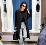 Amal kann es einfach nicht lassen: Ihre Looks sind stets teuer und luxuriös. Diese karierte Hose im Retro-Stil von Alexander McQueen ist mit knapp 795 Euro nur ein kleiner Teil des Gesamt-Looks.