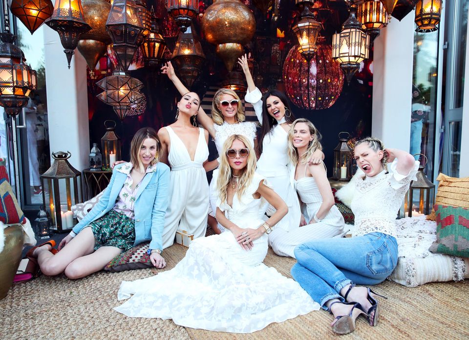 Whitney Port, Olivia Culpo, Paris Hilton, Victoria Justice, Rachel Zoe, Sara Foster und Erin Foster feiern den Auftakt des legendären Musikfestivals. Bis zum 22. April wird das Coachella Valley in Kalifornien zum absoluten Star-Magneten. Whitney Port, Olivia Culpo, Paris Hilton, Victoria Justice, Rachel Zoe, Sara Foster und Erin Foster feiern den Auftakt des legendären Musikfestivals. Bis zum 22. April wird das Coachella Valley in Kalifornien zum absoluten Star-Magneten.