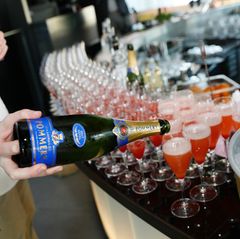Wer nicht gerade Sport macht, der gönnt sich einen "GALA Fizz". Das Rezept: 20 ml Wodka, 10 ml Zitronensaft, 10 ml Erdbeer-Estragonsirup - auffüllen mit Pommery-Champagner. Lecker!