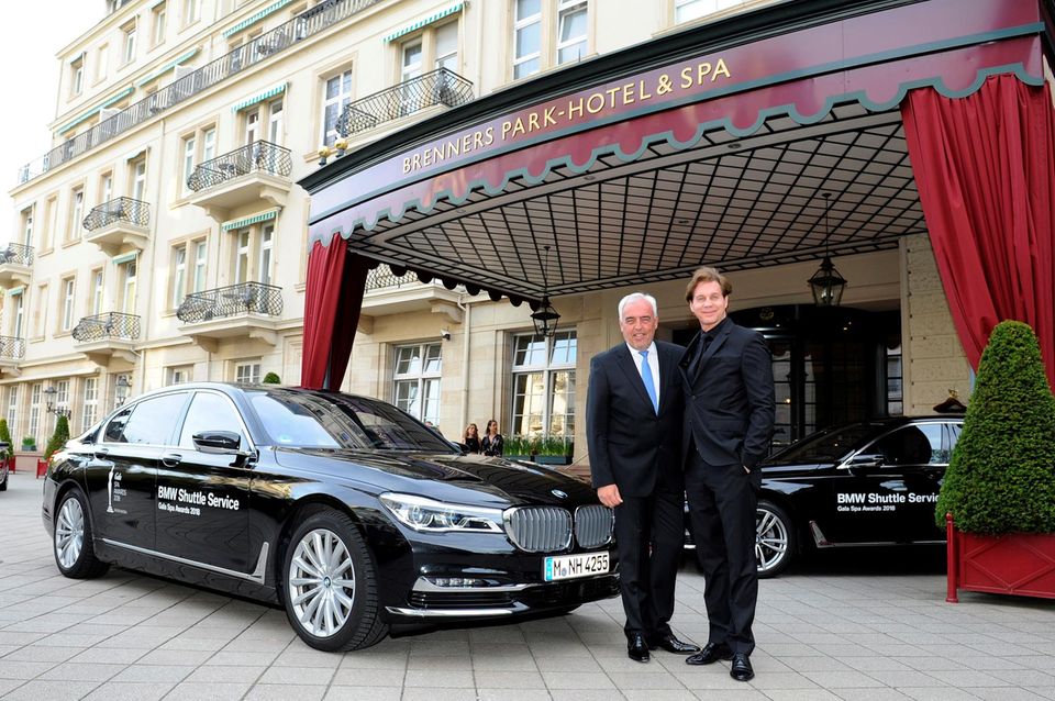 Mit BMW zu den GALA SPA AWARDS: Hans-Reiner Schröder (Direktor BMW Group Berlin) mit Schauspieler Thomas Heinze kurz vor der Veranstaltung. Mit BMW zu den GALA SPA AWARDS: Hans-Reiner Schröder (Direktor BMW Group Berlin) mit Schauspieler Thomas Heinze kurz vor der Veranstaltung.