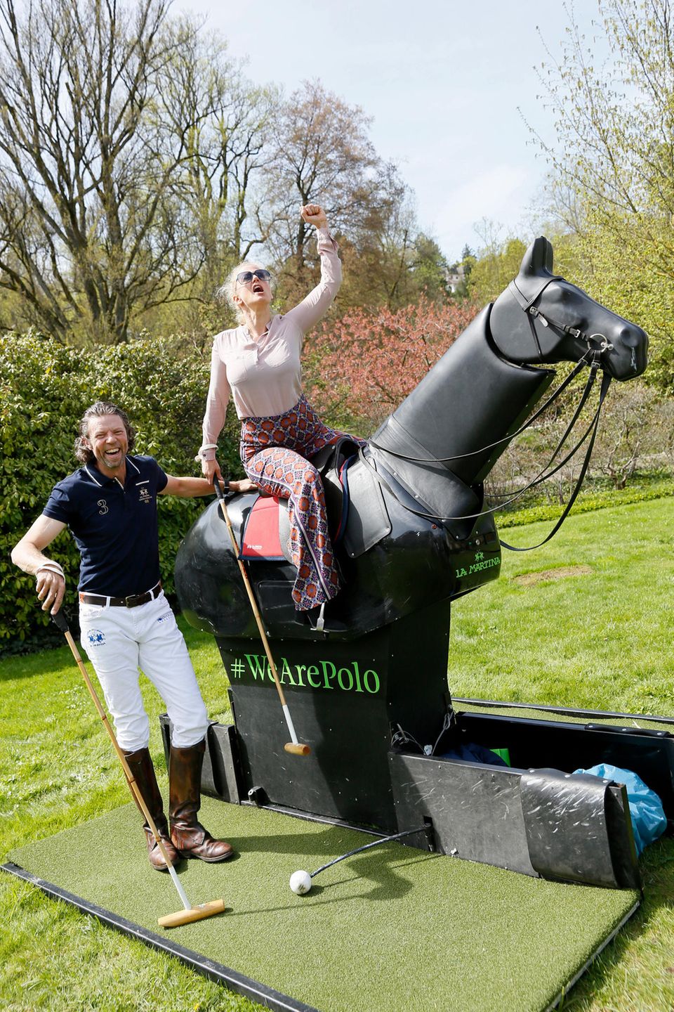 Das Wochenende der 22. GALA SPA AWARDS im Brenners Park-Hotel & Spa steht ganz im Zeichen von guter Laune. Moderatorin Barbara Schöneberger hier hoch zu Ross bei der Polo Horse Experience powered by La Martina. An ihrer Seite: der deutsche Polo-Profi Thomas Winter. Das Wochenende der 22. GALA SPA AWARDS im Brenners Park-Hotel & Spa steht ganz im Zeichen von guter Laune. Moderatorin Barbara Schöneberger hier hoch zu Ross bei der Polo Horse Experience powered by La Martina. An ihrer Seite: der deutsche Polo-Profi Thomas Winter.