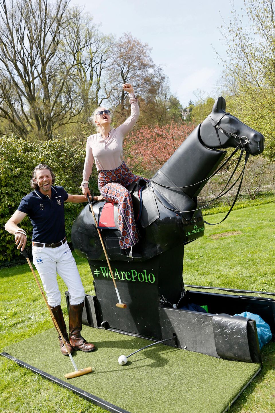 Das Wochenende der 22. GALA SPA AWARDS im Brenners Park-Hotel & Spa steht ganz im Zeichen von guter Laune. Moderatorin Barbara Schöneberger hier hoch zu Ross bei der Polo Horse Experience powered by La Martina. An ihrer Seite: der deutsche Polo-Profi Thomas Winter.