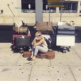 It-Girl Sienna Miler reist stilecht mit "Gucci", "Burberry" und "Prada". 