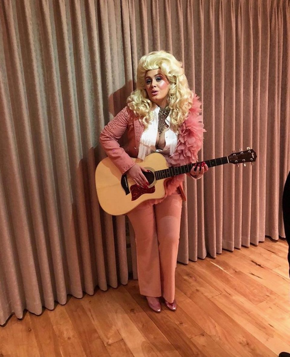 Erkennen Sie dieses Dolly-Parton-Double? In der Verkleidung steckt Sängerin Adele, die die Sängerin interpretiert. 