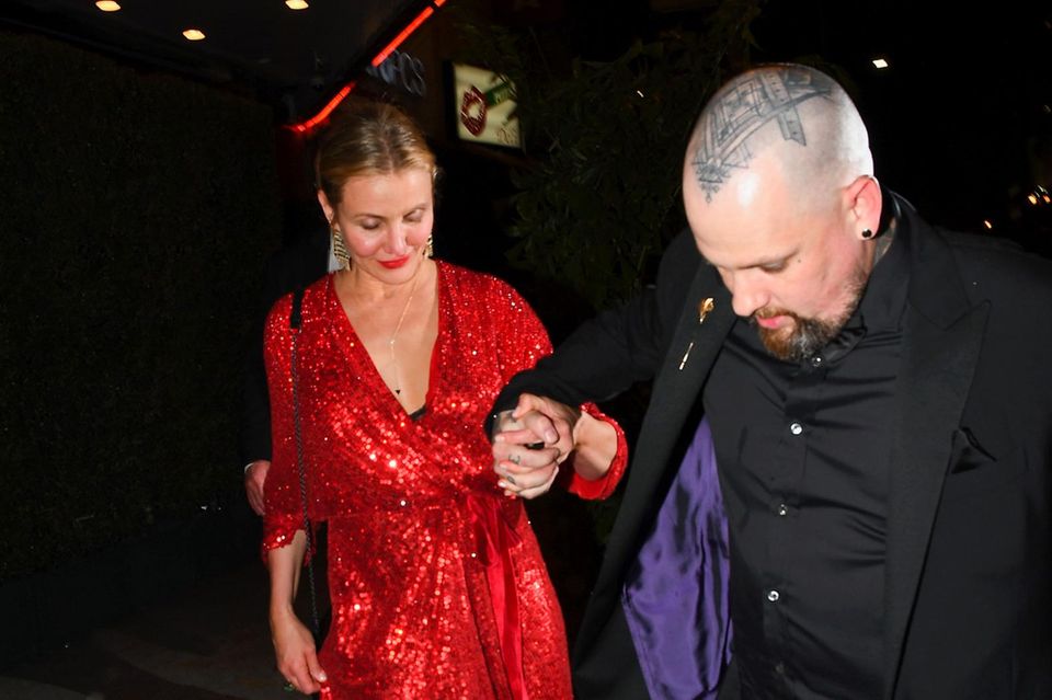 Cameron Diaz: Benji Madden kümmert sich liebevoll um seine Frau Cameron Diaz. Der Blick auf ihren Bauch zeigt: Da könnte sich tatsächlich etwas wölben... Benji Madden kümmert sich liebevoll um seine Frau Cameron Diaz. Der Blick auf ihren Bauch zeigt: Da könnte sich tatsächlich etwas wölben...