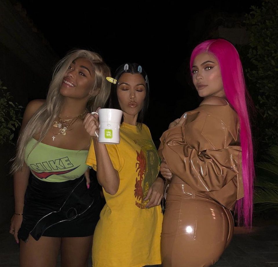 Für krasse Outfits sind die Kardashians bekannt. Kylie Jenner feiert auf dem Festival des Jahres in einem schokobraunen Lack Zweiteiler und pinken Haaren. Ihre Schwester Kourtney ist mit ihrem Styling noch nicht fertig und genießt noch einen Tee. Jordy Woods rockt das Festival in einem hautengen, grünen Nike-Top. 