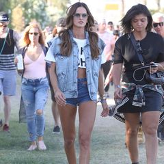 Auch Topmodels können lässig. Izabel Gourlat betritt das Festivalgelände in einem sexy Jeans-Outfit. 