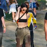 Derbe Cargo-Hose trifft bei Kendall Jenner auf ein knappes Bandeau-Top.
