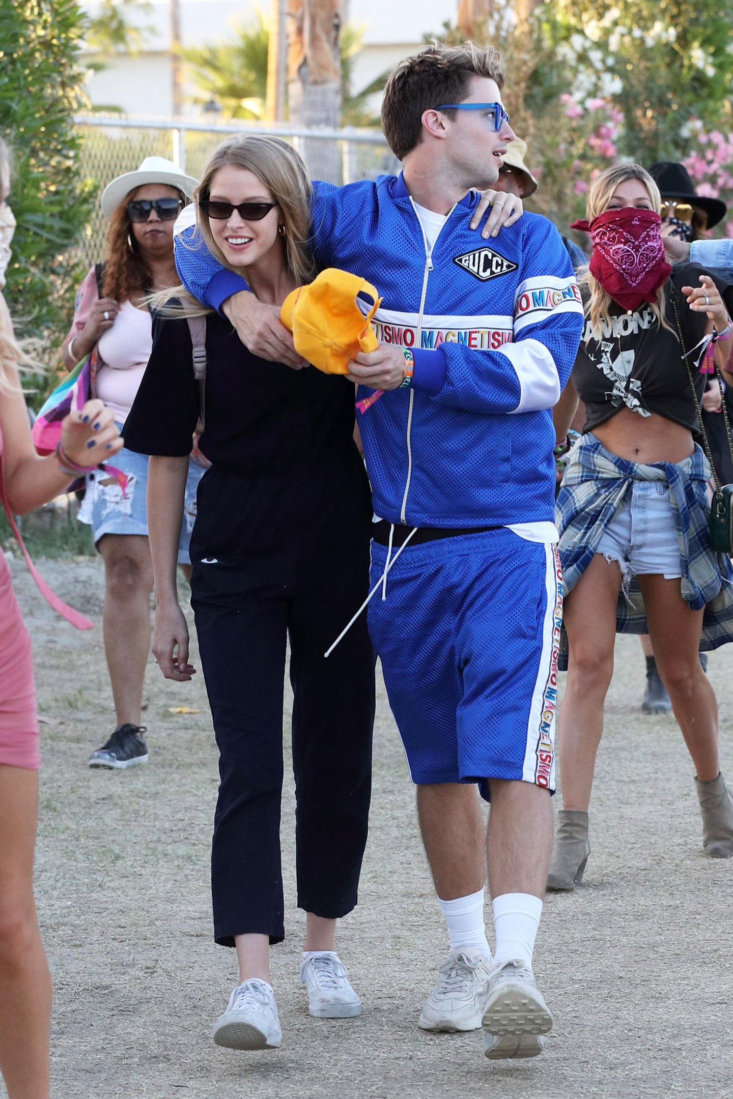 Patrick Schwarzenegger und seine Freundin könnten in diesen Coachella-Outfits auch zum gemeinsamen Sport-Training gehen.