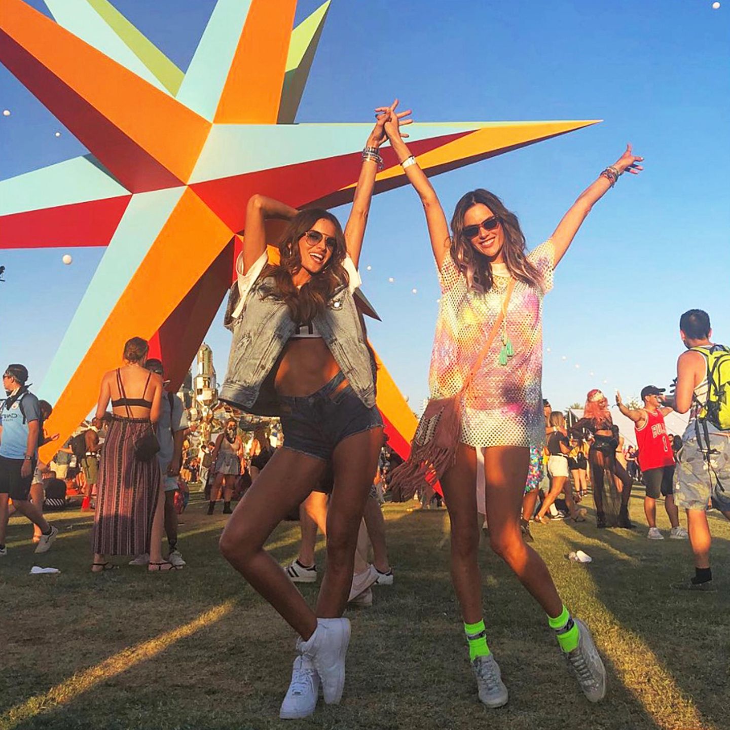 Sommer, Sonne, Supermodels: Izabel Goulart und Alessandra Ambrosio feiern ihren zweiten Coachella-Tag gemeinsam und ausgelassen.