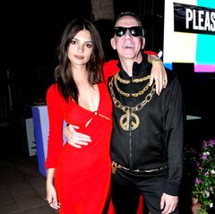 Auch Emily Ratajkowski erscheint in einem sexy roten Kleid bei der Moschino X H&M Party und posiert mit dem Designer Jeremy Scott.