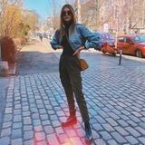 Ihre schmale Körpermitte betont Stefanie Giesinger ganz gekonnt und ziemlich lässig: Ihre Bomberjacke ist kurz, ihre Hose sitzt tailliert. Jetzt fehlen nur noch coole Accessoires wie eine Mini-Bag von MCM und derbe Boots und der Look steht.