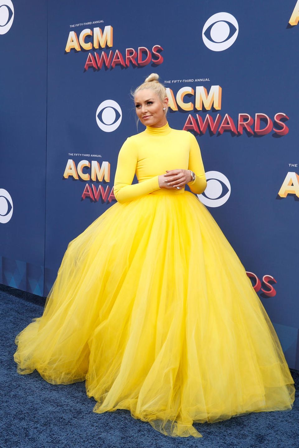 Ski-Star Lindsey Vonn ist im leuchtend gelben Tüllkleid DER Hingucker der Academy of Country Music Awards. Interessanter wird der sonnige Look aber noch unter dem Rock... Ski-Star Lindsey Vonn ist im leuchtend gelben Tüllkleid DER Hingucker der Academy of Country Music Awards. Interessanter wird der sonnige Look aber noch unter dem Rock...