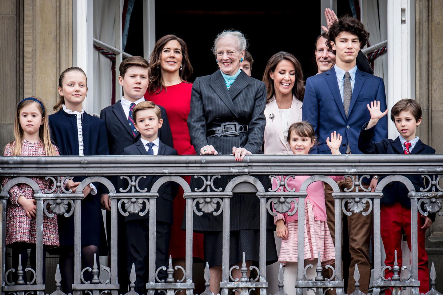 16. April 2018:  Im Kreise ihrer Kinder und Enkel winkt die Königin an ihrem Geburtstag von Palastbalkon wie jedes Jahr - auch wenn es das erste Mal ist, dass sie dort oben ohne ihren Prinz Henrik stehen muss.